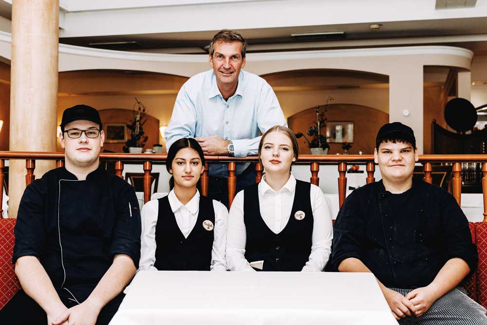 Foto: Franz Jetzinger Will dem Nachwuchs die Freude an der Branche vermitteln: Waldemar Pöchhacker (Initiative ANWA, mitte) mit den Lehrlingen Michael Viertlmayr, Elisabeth Langenlehner, Luna Eicher und Matthias Höllmüller (v. l.).