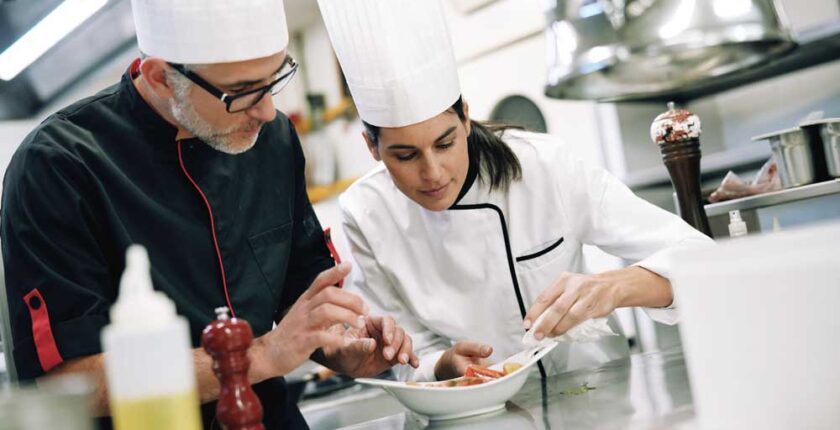 „Gastro-Lehre muss wieder attraktiver werden“ - Ausbildung und Karriere - Professional cook chefs in kitchen improving dish composition