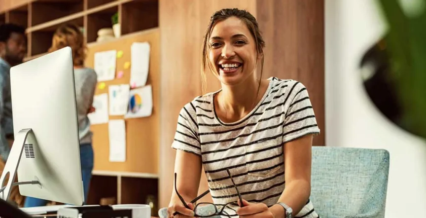 Die Praxis zählt! - Ausbildung und Karriere - Cheerful young business woman
