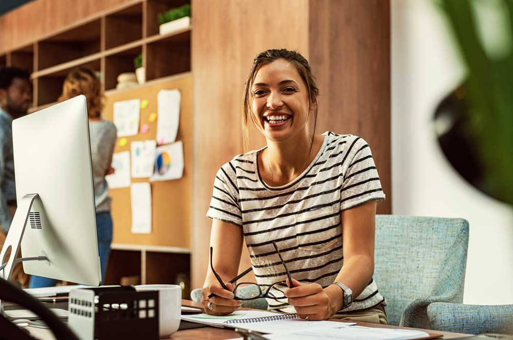 Einkommensteuerliche Aspekte bei der Betriebsübergabe - Immobilien - Cheerful young business woman