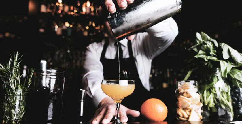 Nachhaltigkeit in der Küche - Ausbildung und Karriere - Bartender pouring cocktail