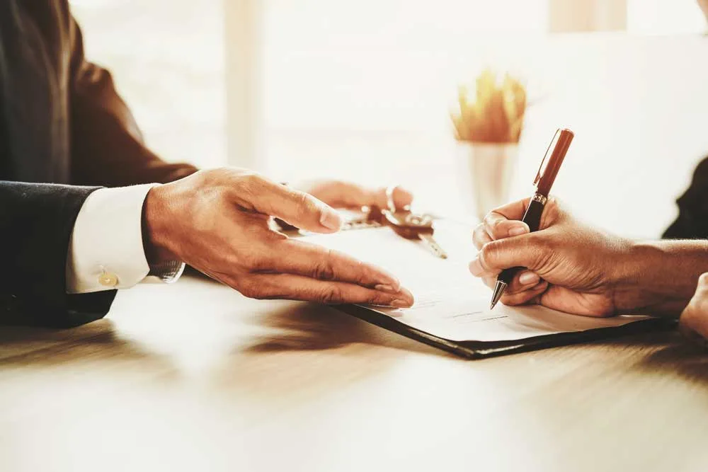 Unternehmensverpachtung - Immobilien - close up shots hands of client signing car lease form jpg
