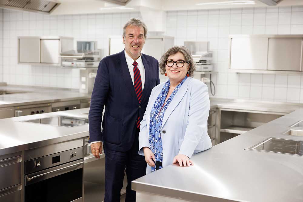 Von „Käsekenner“ bis „Kulinarischer Tourismus“ Schuldirektor Werner Schnabl mit Barbara Kluger-Schieder, Leiterin der Bildungseinrichtungen in der WK Wien. Foto: Florian Wieser