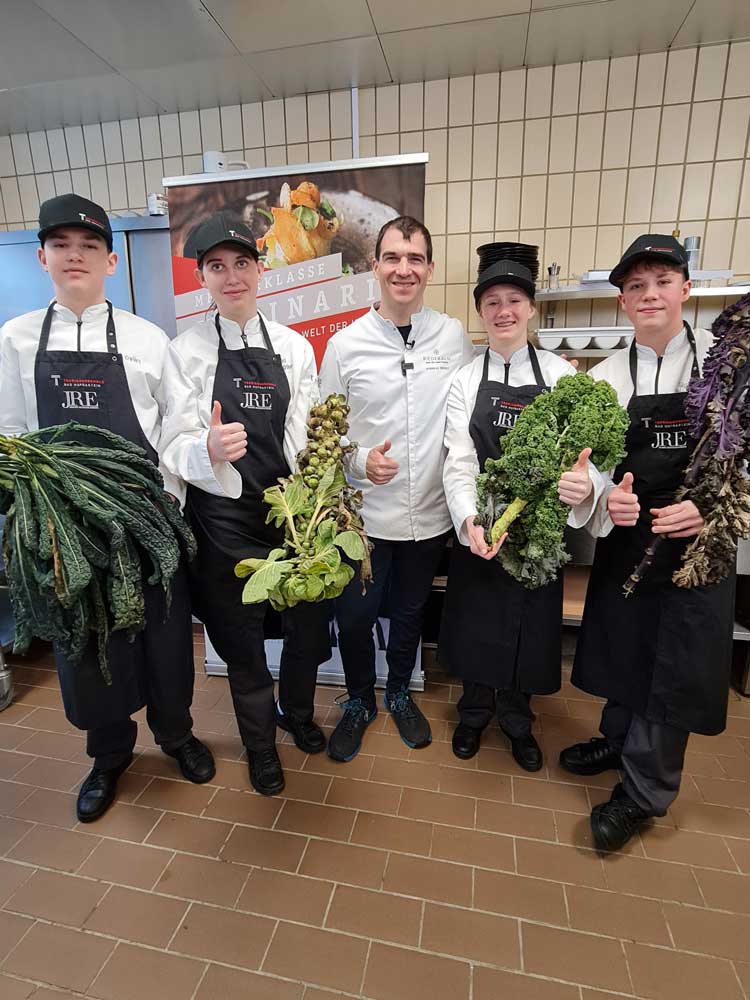 Julius Györi, Julia Hettegger, Andreas Herbst, Theresa Postl und Sigismund Moerisch mit Wintergemüse.