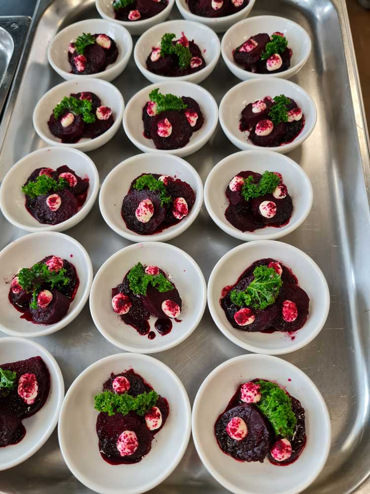 Eine kulinarische Reise zur Spitzenqualifikation Rote Rüben mit Crème fraîche. Fotos: TS Bad Hofgastein