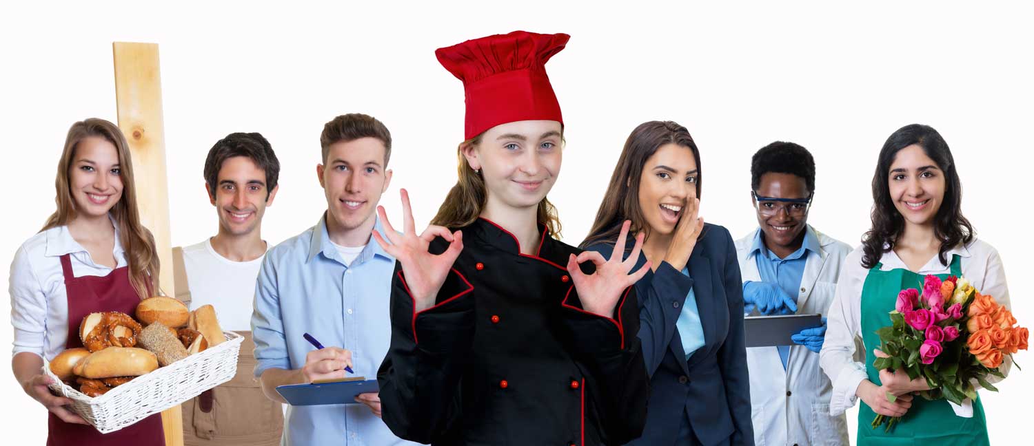 Praktika suchen und finden - Ausbildung und Karriere - Happy young female chef with group of trainees 1